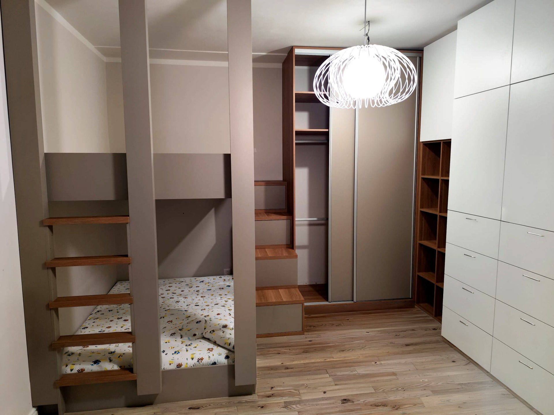 Dětský pokoj pro 2 děti - palanda a úložné prostory - foto 1