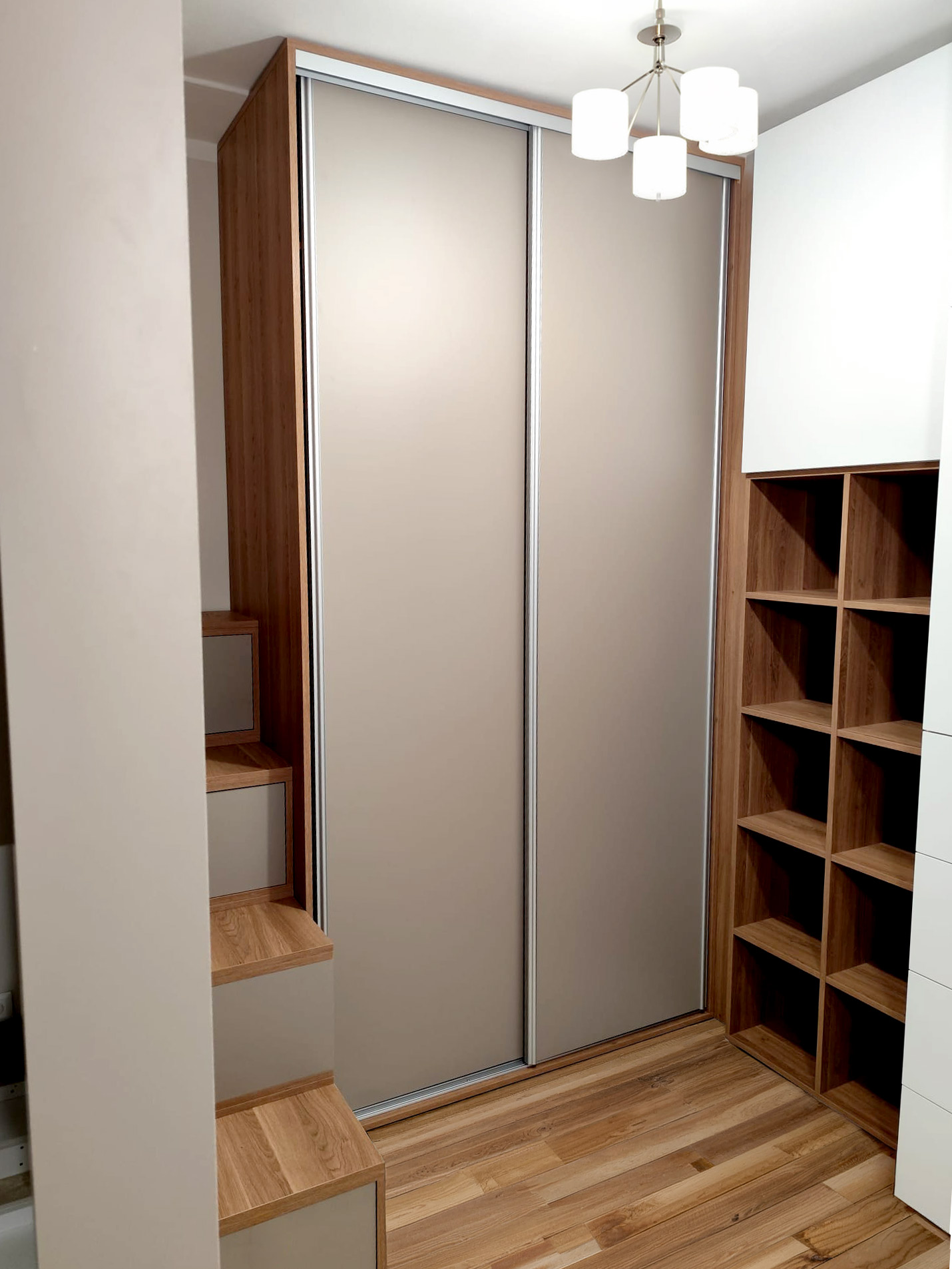 Dětský pokoj pro 2 děti - palanda a úložné prostory - foto 3