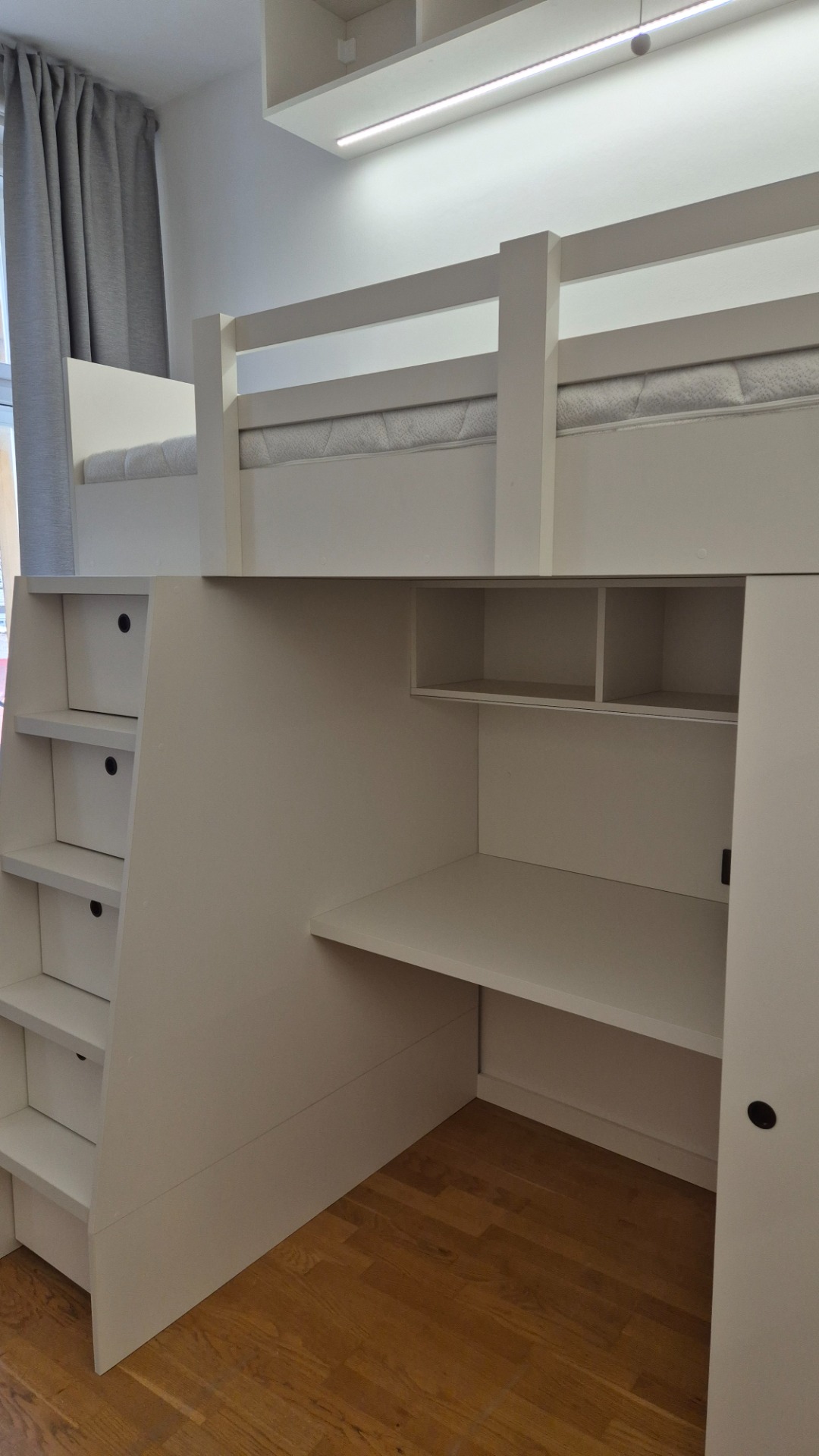 Pracovní zóna pod postelemi