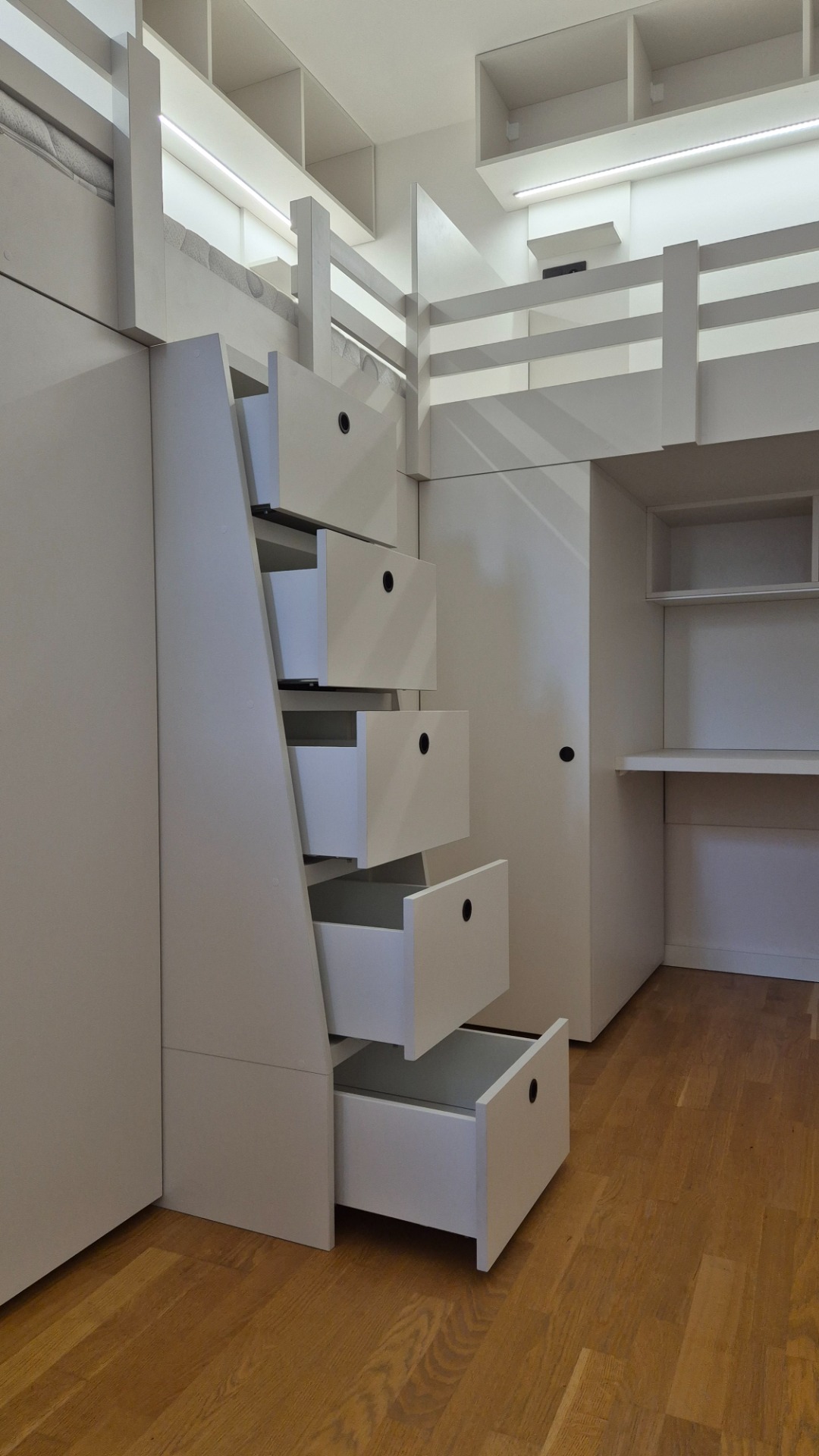 Úložné prostory s využitím schodů jako zásuvek