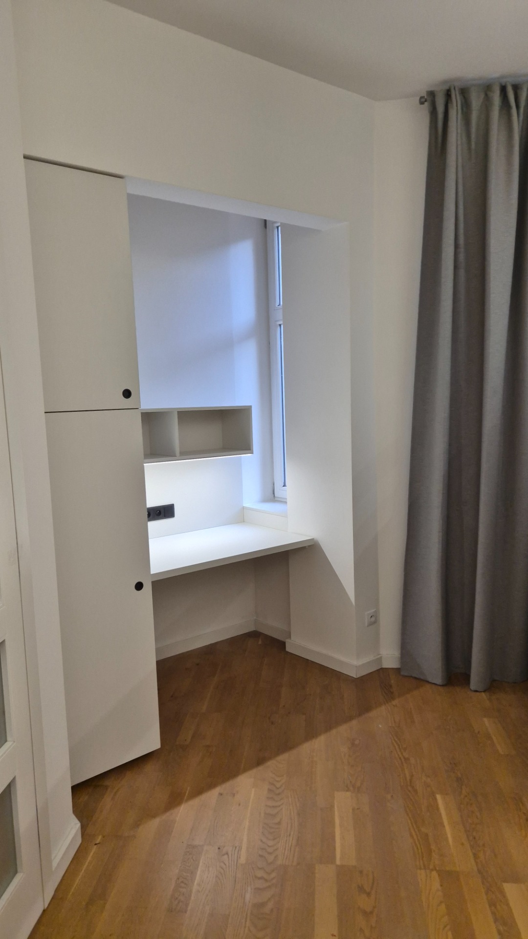 Pracovní zóna se skříní ve výklenku u okna