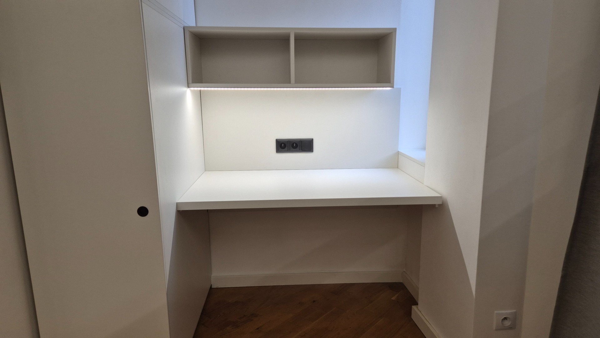 Pracovní zóna s LED osvětlením a zásuvkami