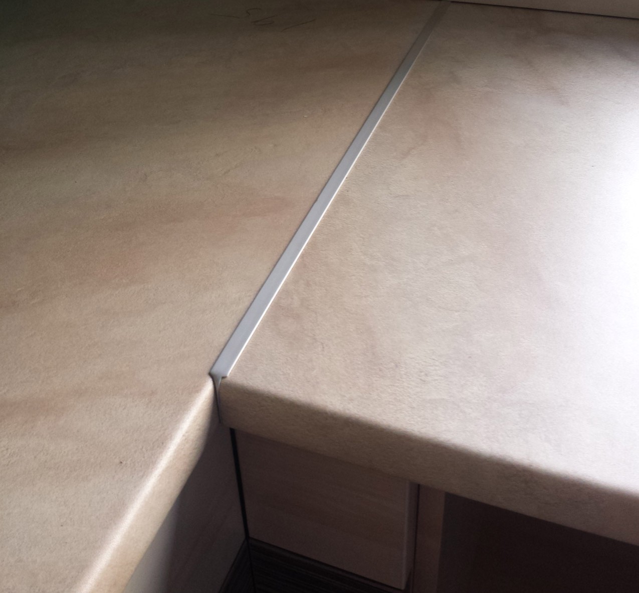 Spoj pracovní desky - klasická hliníková lišta