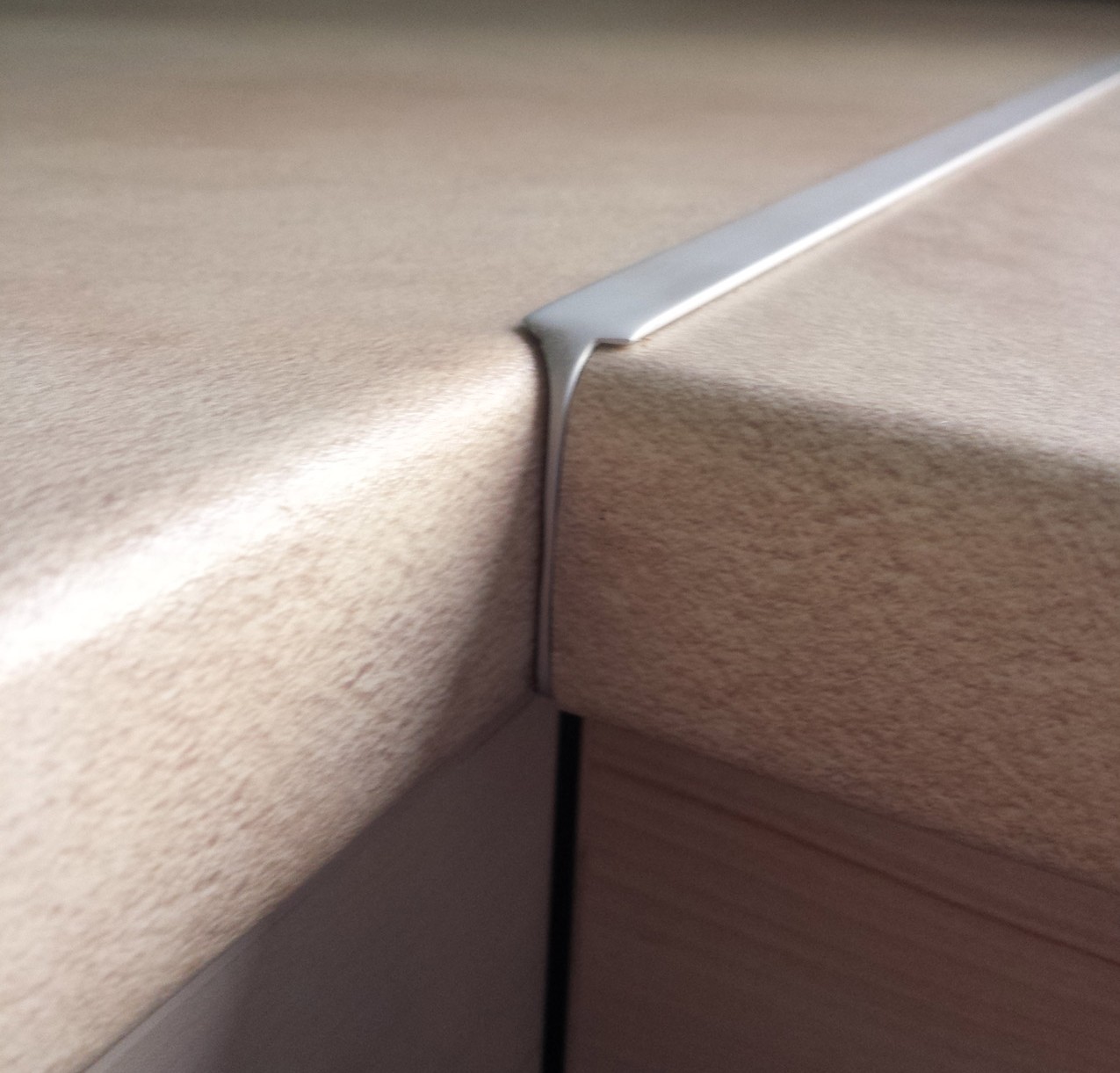 Spoj pracovní desky - klasická hliníková lišta